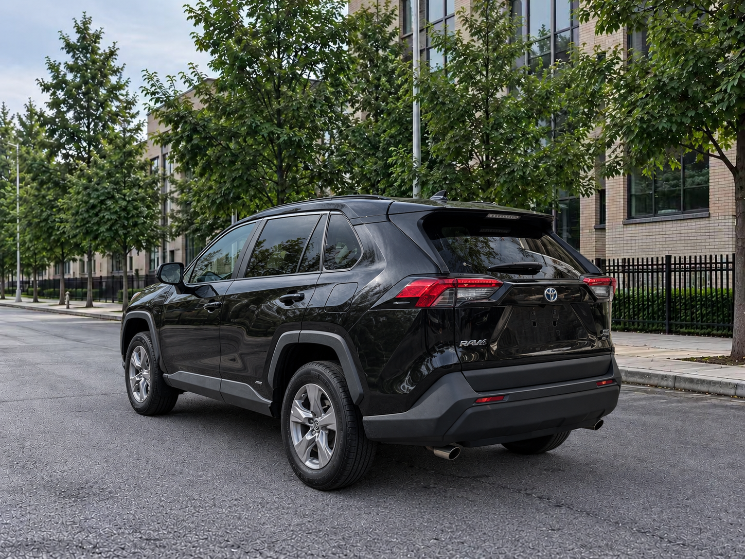 2024 TOYOTA RAV4 LE HYBRID photo 5