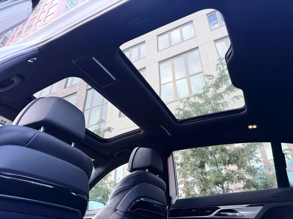 2021 BMW 750 MSPORT photo 12