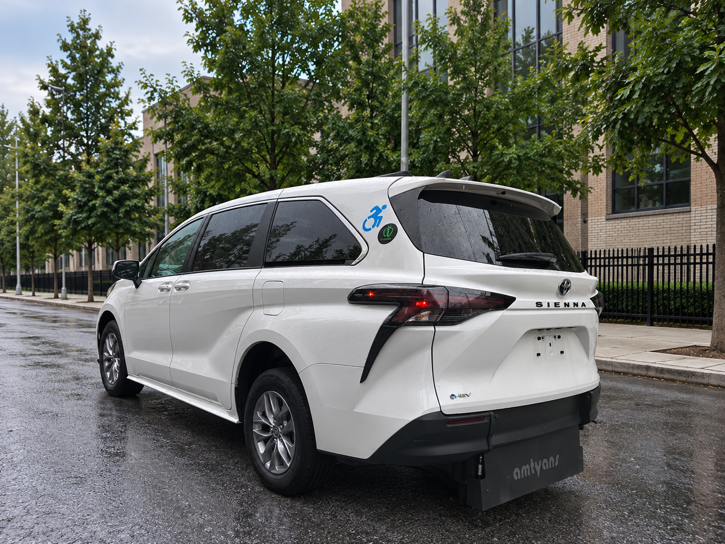 2025 Toyota SIENNA Wheelchair LE photo 4