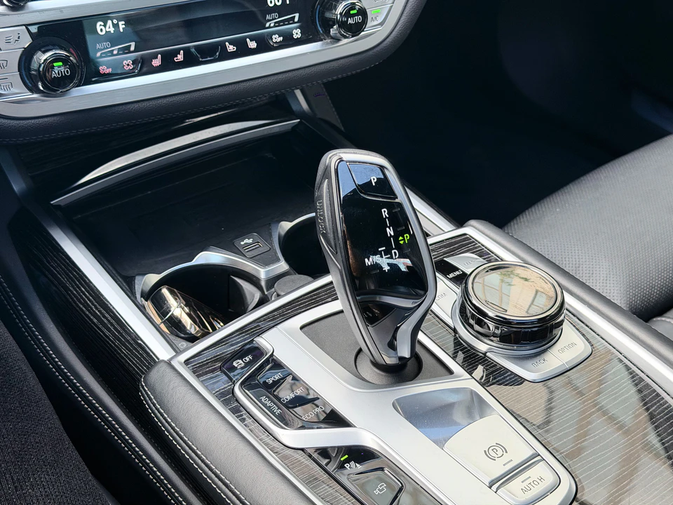 2021 BMW 750 MSPORT photo 10