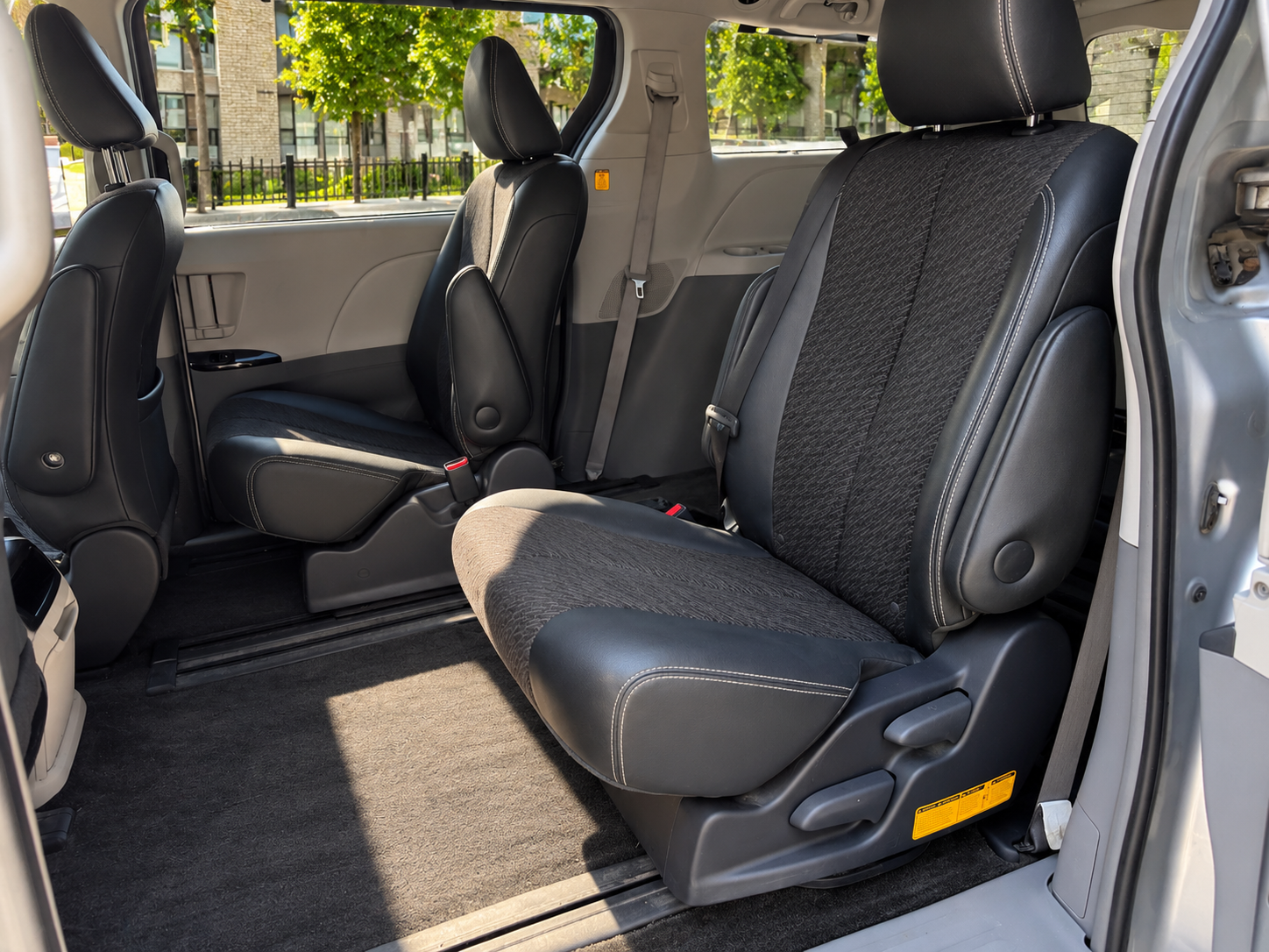 2011 Toyota SIENNA SE photo 9