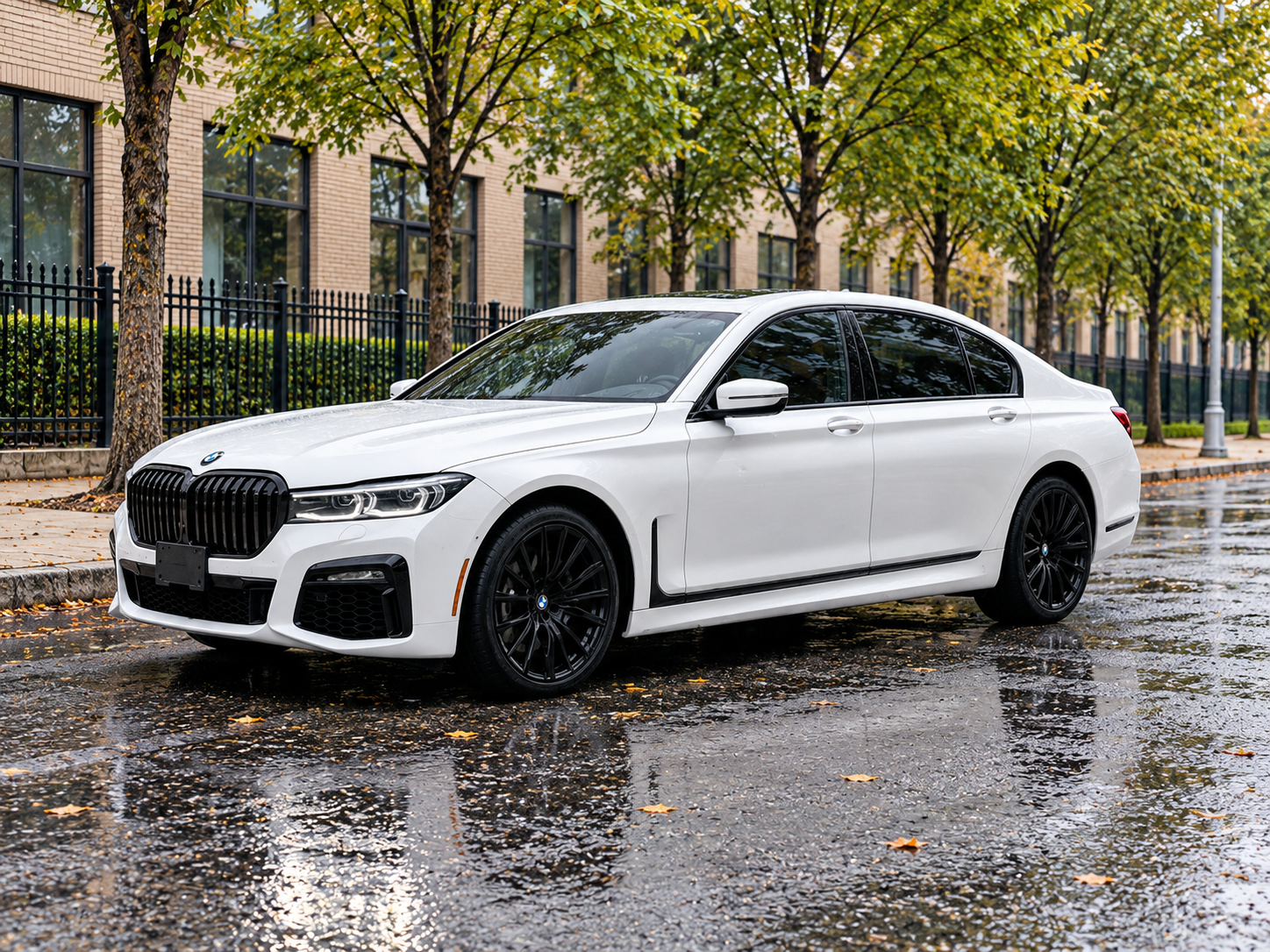 2021 BMW 750 MSPORT photo 2