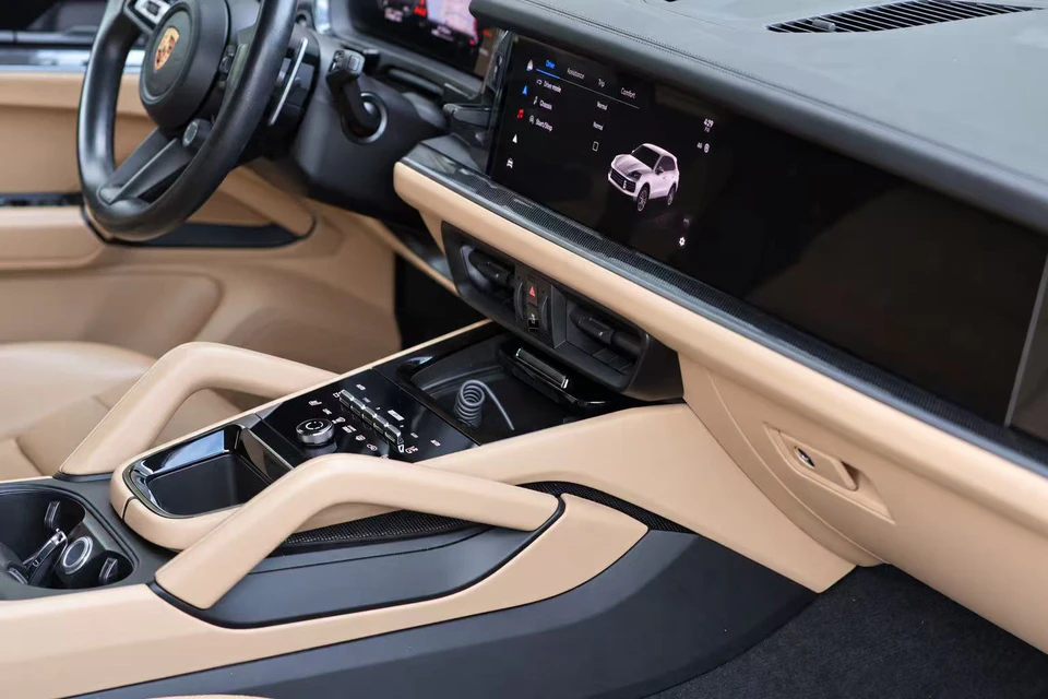 2024 Porsche CAYENNE photo 8