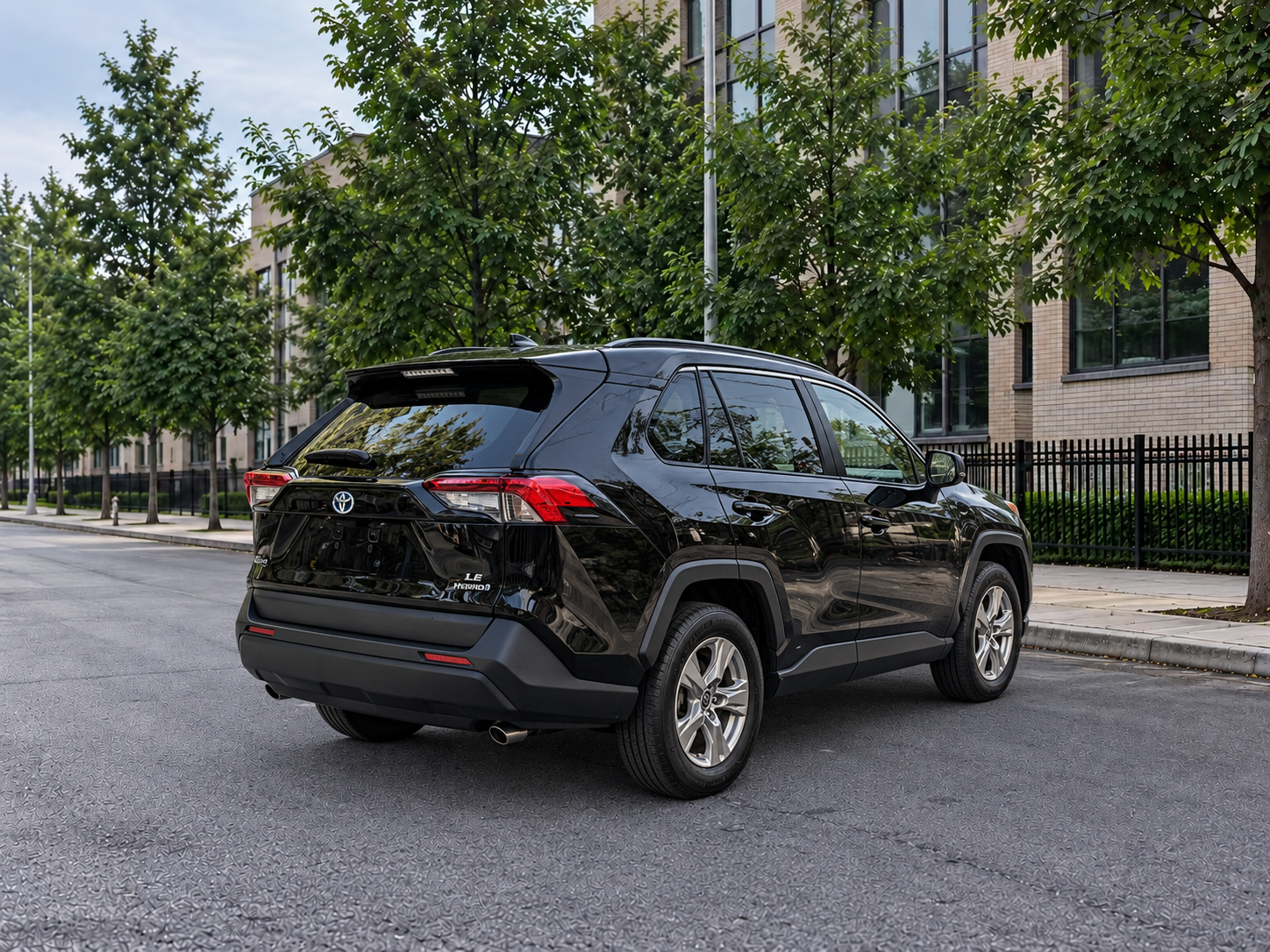 2024 TOYOTA RAV4 LE HYBRID photo 4