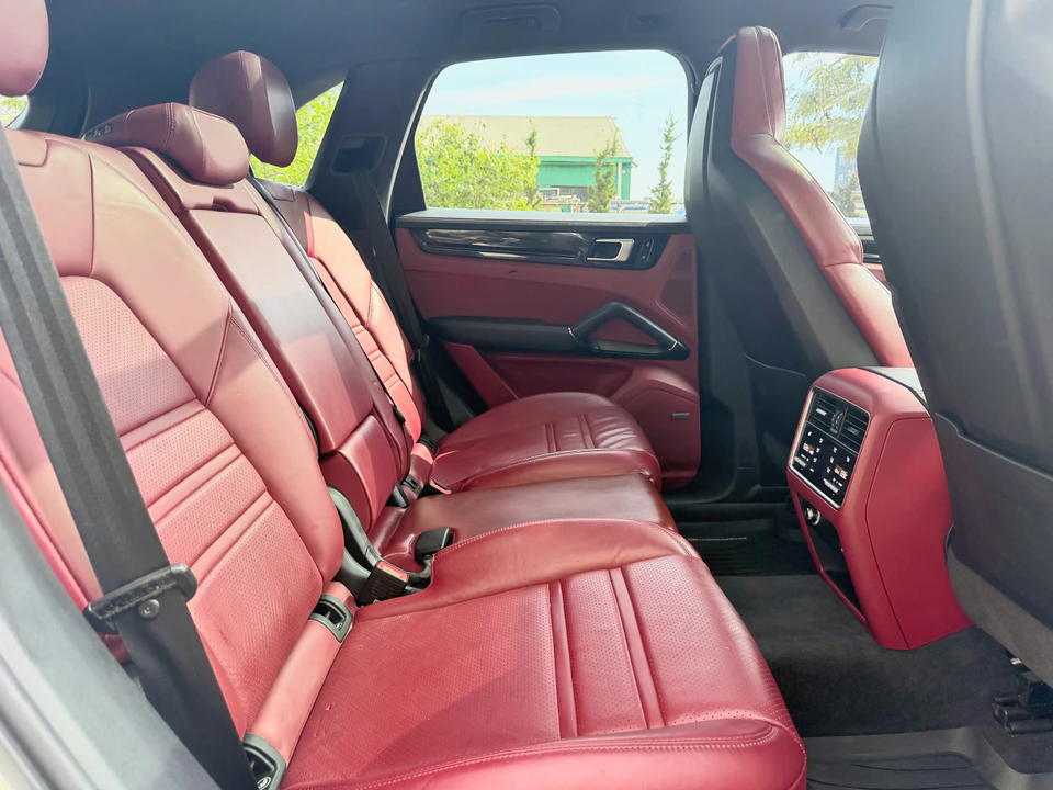 2019 PORSCHE CAYENNE S photo 9