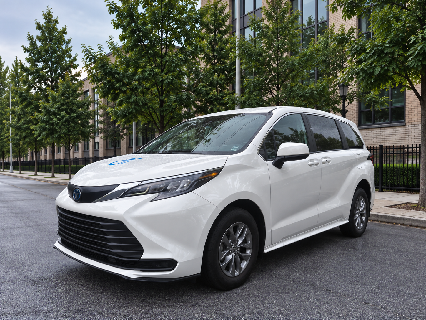2025 Toyota SIENNA Wheelchair LE photo 2