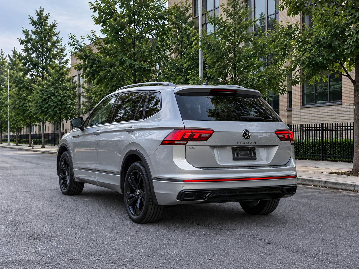 2024 VOLKSWAGEN TIGUAN SE R-LINE photo 4