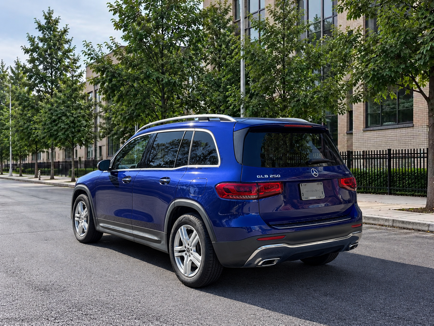 2021 Mercedes-Benz GLB photo 2