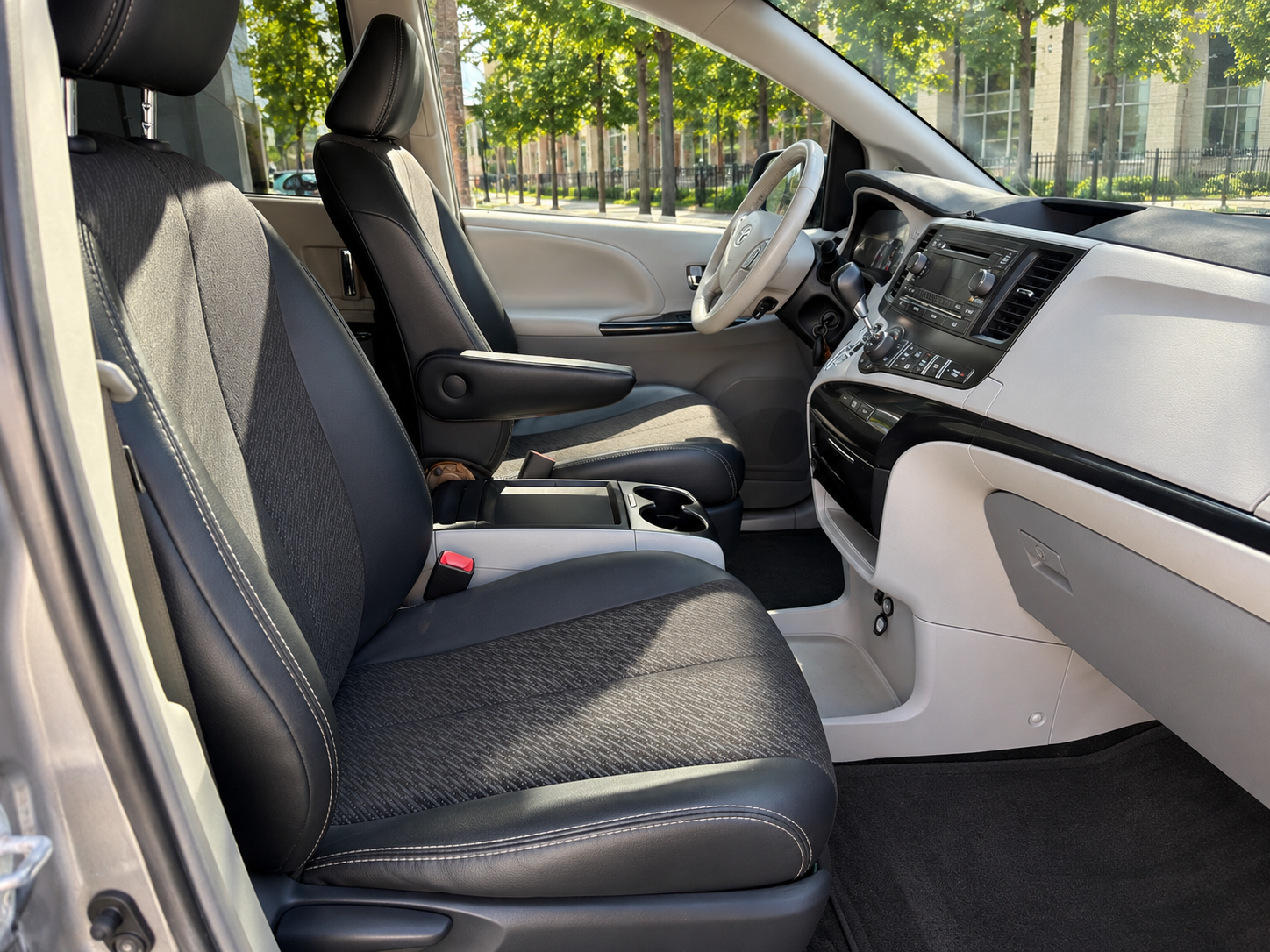 2011 Toyota SIENNA SE photo 8